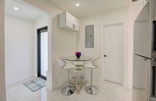 Buena Vista House | La Casita @MÍA Design District 2BR/1BA Free Parking-Private Fence Patio-Hot Tub