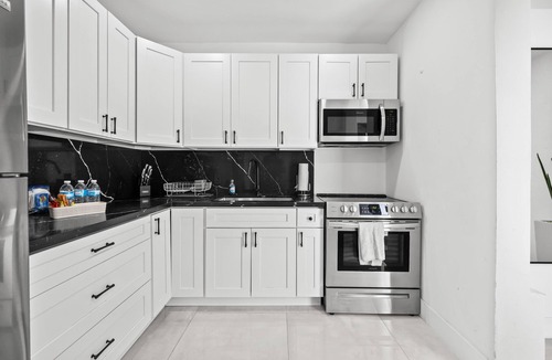 Buena Vista House | La Casita @MÍA Design District 2BR/1BA Free Parking-Private Fence Patio-Hot Tub