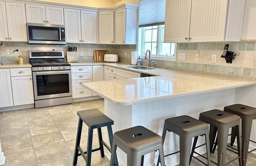 Cape May House | La Dolce Villa - 5 Bedroom Home with a Heated Pool! Steps away to Fisherman's Cove!