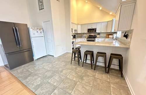 Cape May House | La Dolce Villa - 5 Bedroom Home with a Heated Pool! Steps away to Fisherman's Cove!