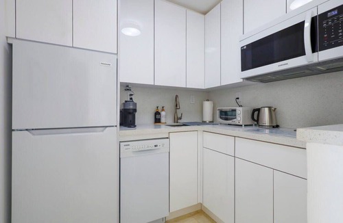 North Bay Village Apartment | La Marinita, Quaint, Water Views minutes to Beach