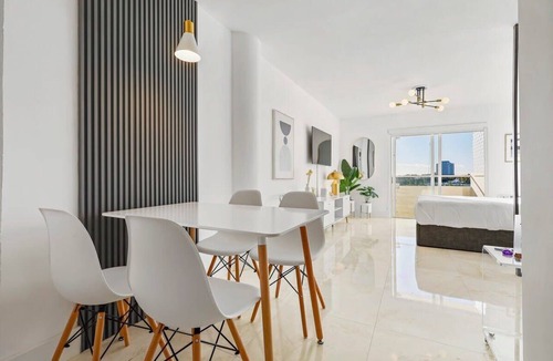 North Bay Village Apartment | La Marinita, Quaint, Water Views minutes to Beach