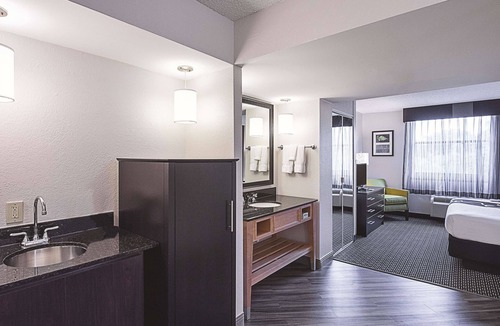 Plantation Hotel | La Quinta Inn & Suites by Wyndham Plantation at SW 6th St