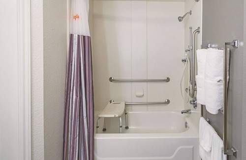 Plantation Hotel | La Quinta Inn & Suites by Wyndham Plantation at SW 6th St