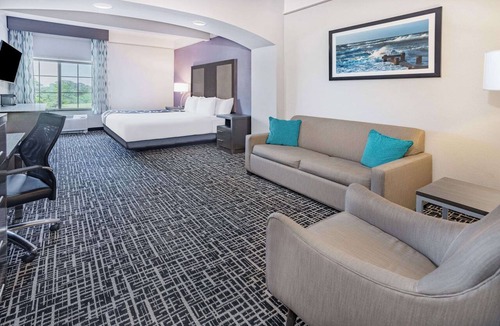 Norfolk - Virginia Beach Hotel | La Quinta Inn & Suites by Wyndham Norfolk