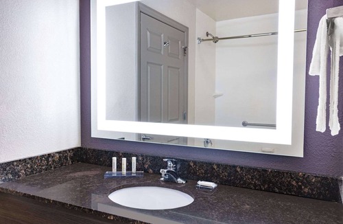 Norfolk - Virginia Beach Hotel | La Quinta Inn & Suites by Wyndham Norfolk