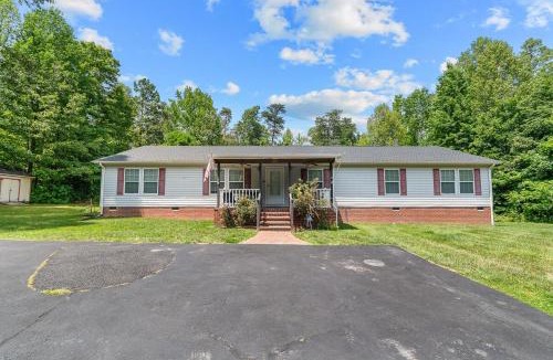 Bumpass House | Lake Anna Water Access Slps 8 Boat Slip Hammock and Volleyball