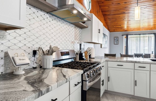 Dunkirk House | 🌊 Lake Erie Retreat | Views, Beach Walk & Sleeps 8
