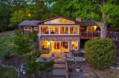 Huddleston House | Lake Escape to an Elegant 4 Br Home 3 bath Home