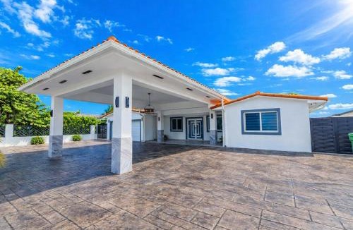Hialeah Villa | Lake House Oasis heated pool and amazing views!
