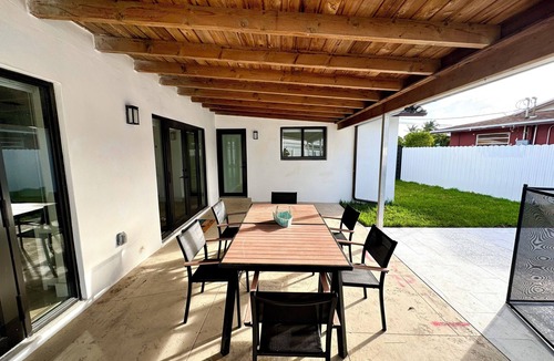Hialeah House | Lake View Villa