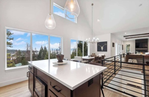 Lakeside House | Lake Views | Modern & Luxurious | Walk to Town