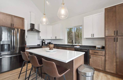 Lakeside House | Lake Views | Modern & Luxurious | Walk to Town