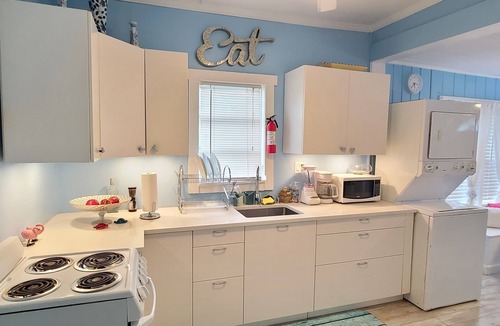 Mango Groves Cottage | Lake Worth Beach Paradise Cove Cottage - 2-1 Bedroom