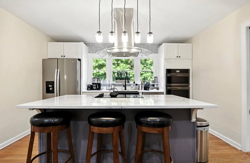 Quinton House | Lakefront 4-bedroom house in enchanting Quinton with WiFi, AC