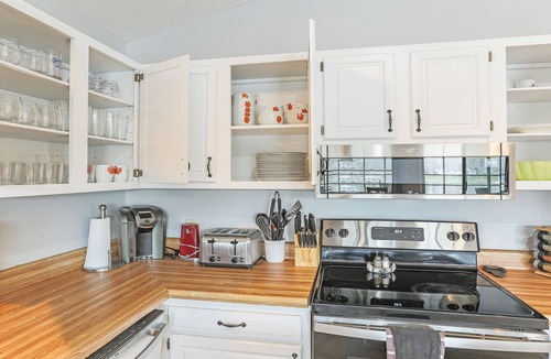 Wise House | Lakefront 4bd-2ba; Deep water; Large Porch; Sleeps 14; Pet friendly