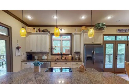 Savannah House | Lakefront Access 6-bed Pickwick Lake House w/ Dock