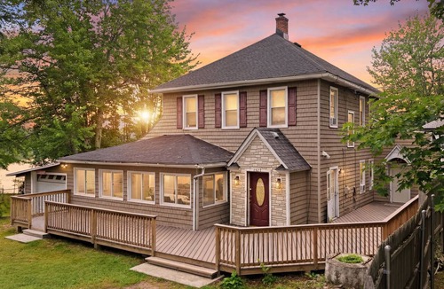 Swan Lake House | Lakefront Group Retreat on Swan Lake | Sleeps 18 | Kayaks, Fire Pit & Dock