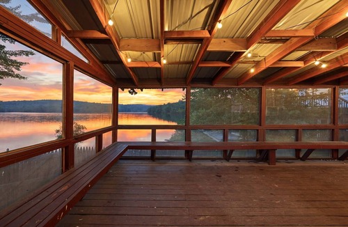 Swan Lake House | Lakefront Group Retreat on Swan Lake | Sleeps 18 | Kayaks, Fire Pit & Dock