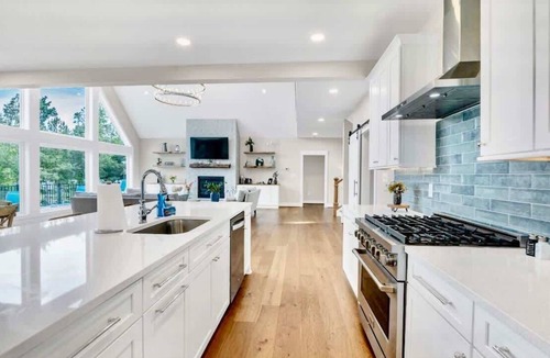 Mineral House | Lakefront Lake Anna 6-Suites, Hot Tub
