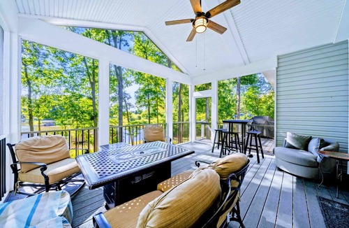 Livingston House | Lakefront Lake Anna, Dock, Hot Tub, Game Room