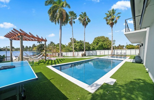 Miami Gardens House | Lakefront Luxe Near Hard Rock Stadium Pool & BBQ