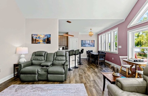 Mineral House | Lakefront Luxury - Beach, Dock, Deck @ Lake Anna