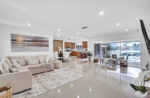 Pembroke Pines House | Lakefront Pool Family Home in Hollywood 10 minutes to HardRock stadium