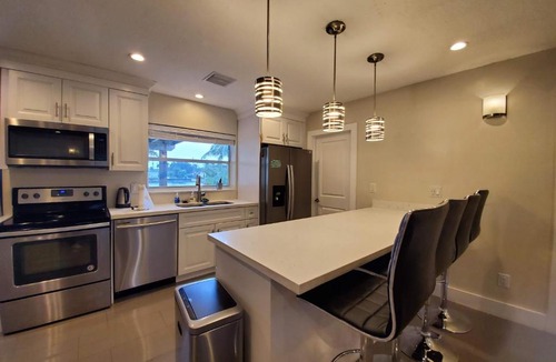 Davie House | Lakefront Vacation Home - Sleeps 8