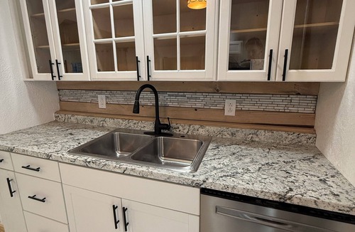 Blossvale House | Lakehouse 2 beds 1.5 Baths Sleeps 8+ Sunset Views. AKA The Captains Lounge
