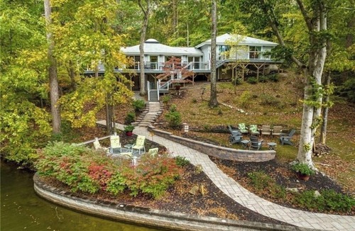 Livingston House | Lakeside, Dock, boat house Outdoor Seating, Fire Pit, WiFi, kayaks,