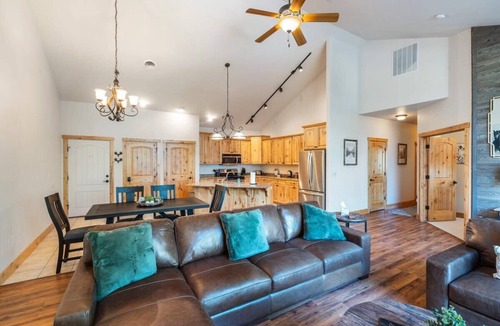 Somers House | Lakeside Bliss, Sleeps 8, Family Retreat