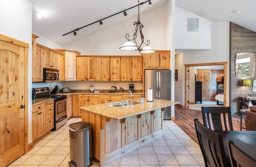 Somers House | Lakeside Bliss, Sleeps 8, Family Retreat