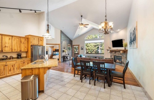Somers House | Lakeside Bliss, Sleeps 8, Family Retreat
