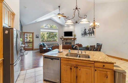 Somers House | Lakeside Bliss, Sleeps 8, Family Retreat