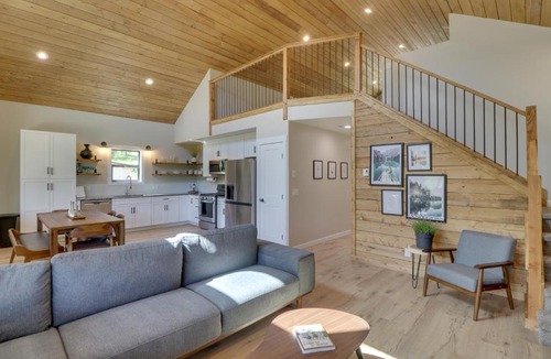 Lakeside House | Lakeside Cabin w/Hot Tub: 3 Mi to Flathead Lake!