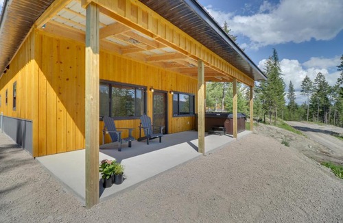 Lakeside House | Lakeside Cabin w/Hot Tub: 3 Mi to Flathead Lake!