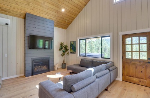 Lakeside House | Lakeside Cabin w/Hot Tub: 3 Mi to Flathead Lake!