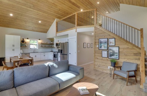 Lakeside Cottage | Lakeside Cabin w/Hot Tub: 3 Mi to Flathead Lake!