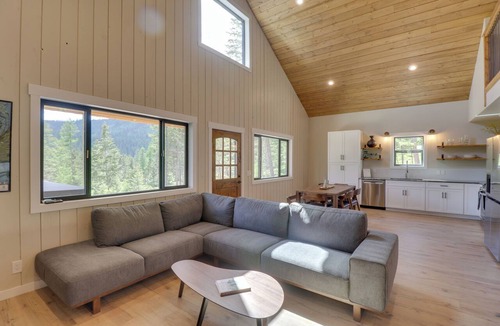 Lakeside Cottage | Lakeside Cabin w/Hot Tub: 3 Mi to Flathead Lake!