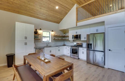Lakeside Cottage | Lakeside Cabin w/Hot Tub: 3 Mi to Flathead Lake!