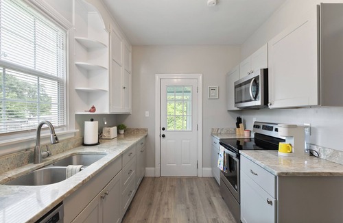 Lakeside Apartment | Lakeside Haven For Travelers & Furry Friends in Richmond