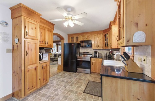 Bristol House | Lakeside House | Fire Pit + Direct Lake Access