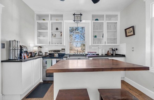 Lakeside House | Lakeside Vintage Retreat | Classic RVA Charm