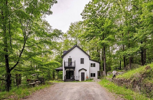 Lake Hill House | Lakeveiw Newly Restored Farmhouse