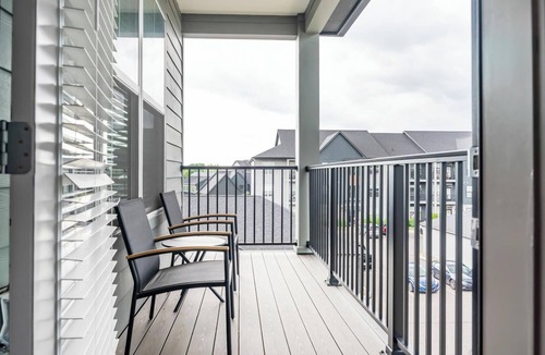 Coraopolis Apartment | Landing | Beautiful 2BD, Clubhouse, Courtyard