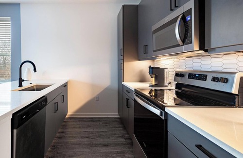 Coraopolis Apartment | Landing | Chic 2BD, Gym, Clubhouse