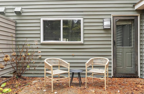 Crabtree Apartment | Landing | Incredible 2BD, Tennis Court, Gym