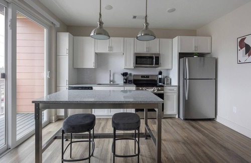Richmond Apartment | Landing | Modern 1BD, Gym, Game Room