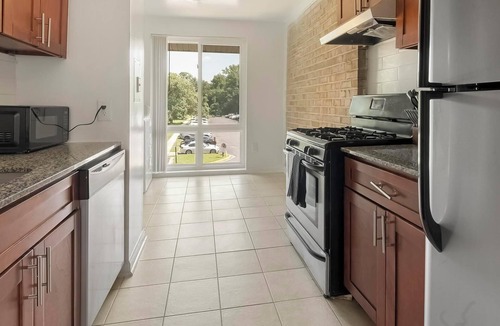 Greenbelt Apartment | Landing | Modern 2BD, Gym, Pool